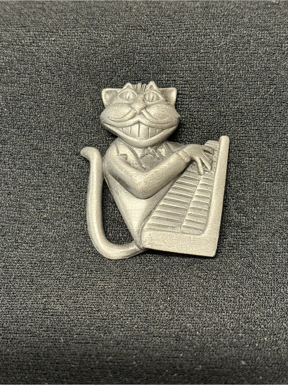 Brooch Pin cool cat on keyboard. Pewter-look